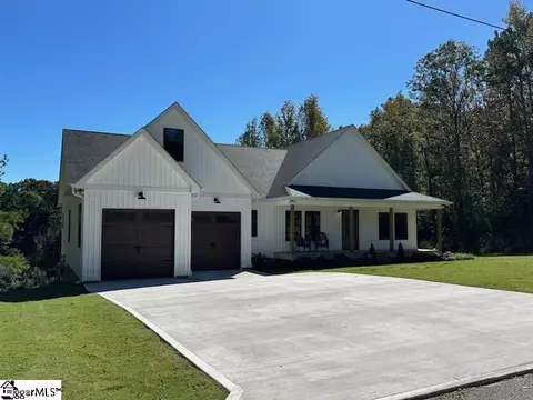 215 E Lake Rd, Laurens, SC 29360