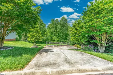 129 Faulkner Cir, Greer, SC 29651