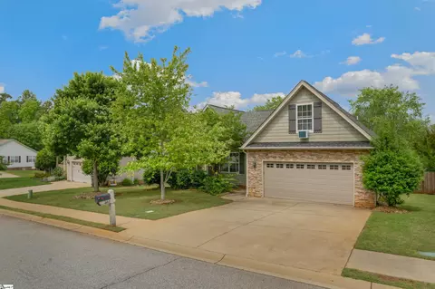 402 Summitbluff Dr, Greenville, SC 29617