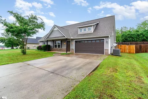 107 Queensland Ct, Fountain Inn, SC 29644