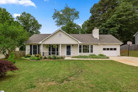 16 Chinaberry Ln, Simpsonville, SC 29680