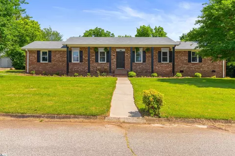 105 Carriage Ln, Simpsonville, SC 29681