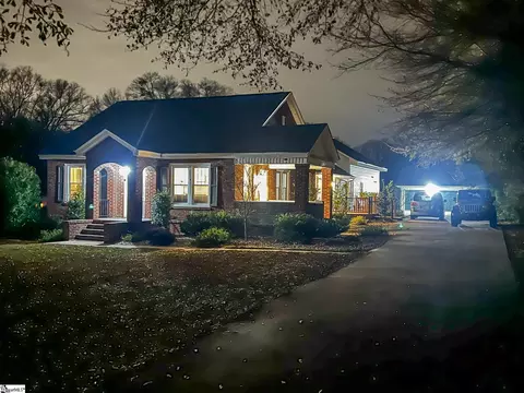303 Hillcrest Dr, Greer, SC 29651