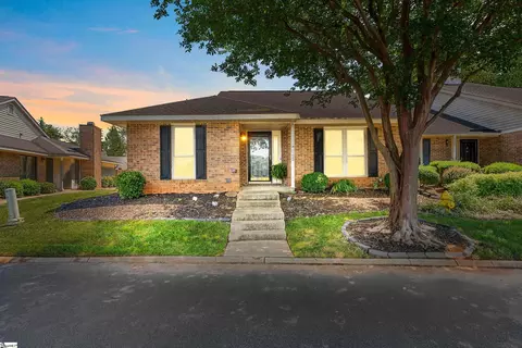 52 Forest Lake Dr, Simpsonville, SC 29681