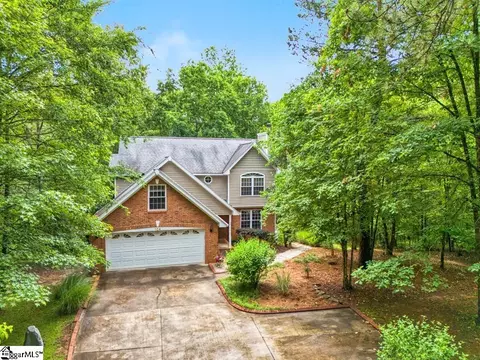 104 E Commodore Dr, Cross Hill, SC 29332