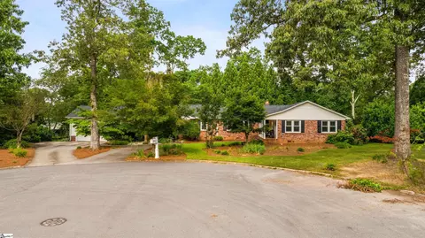 8 Bridgewater Dr, Greenville, SC 29615