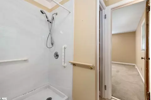 Bath - 331 Pinehurst Dr, Mauldin, SC 29662 photo 1 of 2