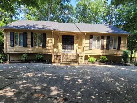 422 Camelot Dr, Simpsonville, SC 29681