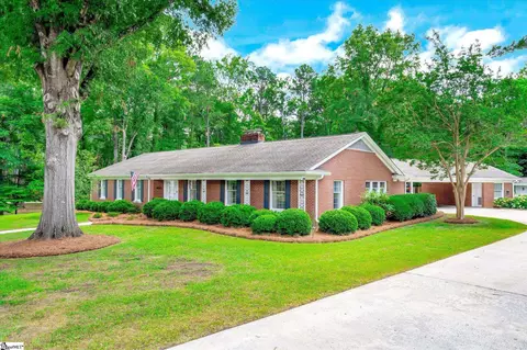102 Woods Edge Dr, Clinton, SC 29325