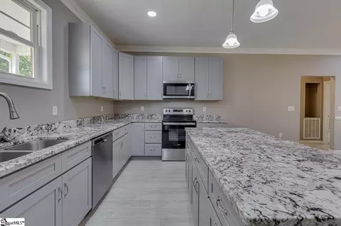 Kitchen - 2015 Pinehaven Street Ext, Laurens, SC 29360 photo 4 of 5