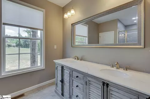 Bath - 2015 Pinehaven Street Ext, Laurens, SC 29360 photo 2 of 4