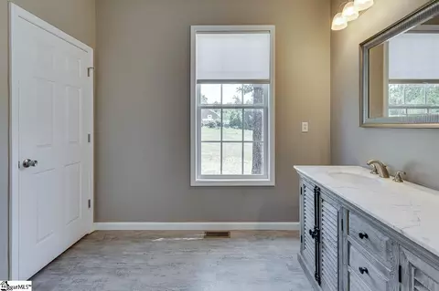 Bath - 2015 Pinehaven Street Ext, Laurens, SC 29360 photo 3 of 4