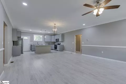 Living - 2015 Pinehaven Street Ext, Laurens, SC 29360 photo 3 of 4