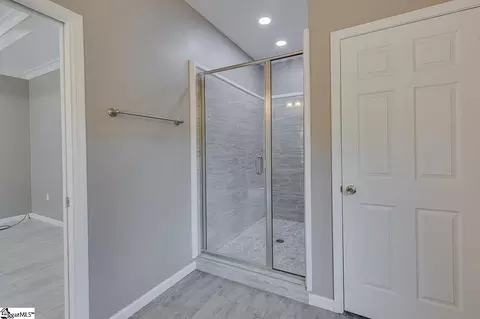 Bath - 2015 Pinehaven Street Ext, Laurens, SC 29360 photo 4 of 4
