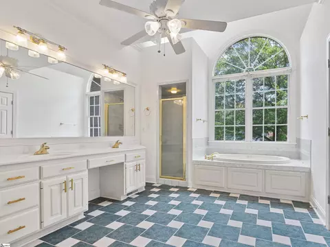 Bath - 320 Tarrigart Dr, Moore, SC 29369 photo 2 of 4