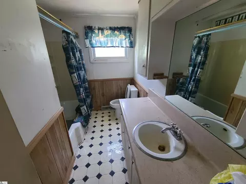 Bath - 205 Jones Ave, Easley, SC 29640 photo 1 of 3