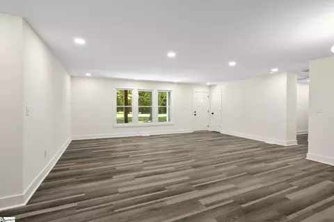 Living - 529 E Airport Rd, Greer, SC 29651 photo 1 of 4