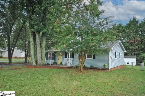 8 Windmill Dr, Wellford, SC 29385