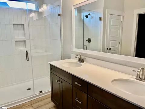 Bath - 403 Plumblee Ln, Easley, SC 29642 photo 2 of 4