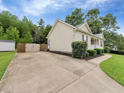 Exterior - 104 E King Rd, Greer, SC 29651 photo 3 of 7