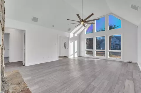 Living - 102 Stratford Rd, Moore, SC 29369 photo 2 of 3