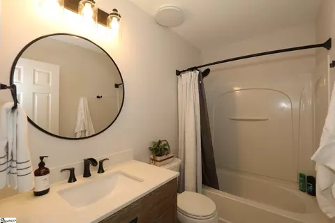 Bath - 404 Eelgrass Ct, Simpsonville, SC 29680 photo 3 of 4