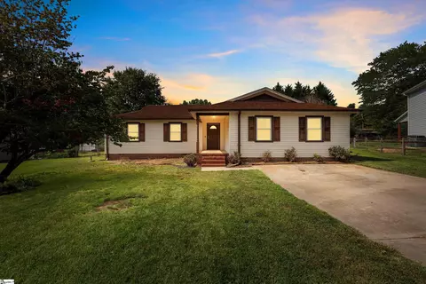 207 Pine Bark Ct, Simpsonville, SC 29680