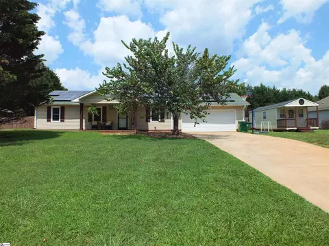 121 Red Globe Ln, Woodruff, SC 29388