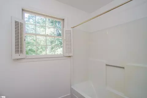 Bath - 304 Middle Brook Ct, Greer, SC 29650 photo 3 of 3