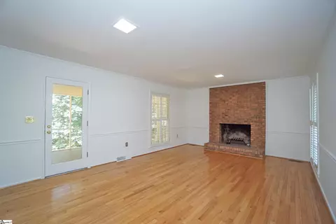 Living - 304 Middle Brook Ct, Greer, SC 29650 photo 2 of 4