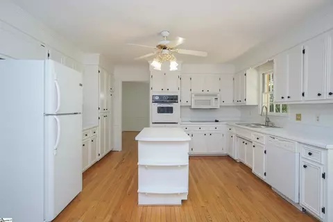 Kitchen - 304 Middle Brook Ct, Greer, SC 29650 photo 2 of 4