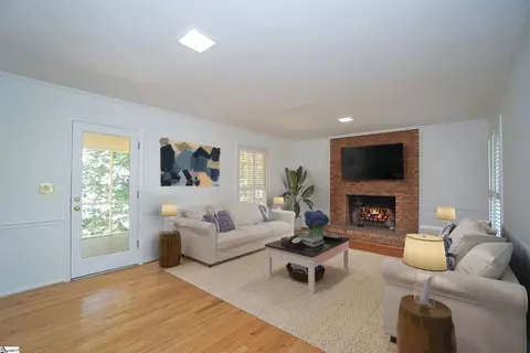Living - 304 Middle Brook Ct, Greer, SC 29650 photo 3 of 4