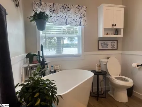 Bath - 50 Apache Dr, Waterloo, SC 29384 photo 3 of 5