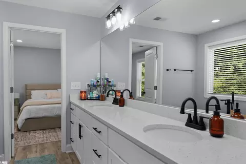 Bath - 145 Fox Run Cir, Greer, SC 29651 photo 5 of 5