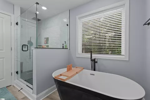 Bath - 145 Fox Run Cir, Greer, SC 29651 photo 4 of 5