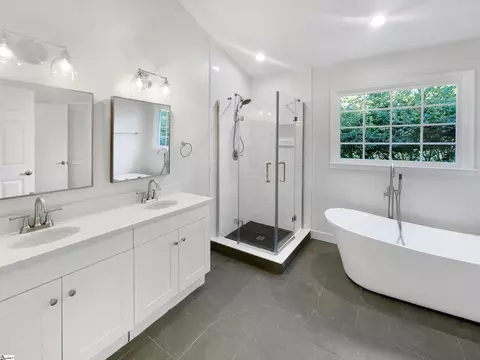 Bath - 7 Riverton Ct, Greer, SC 29650 photo 4 of 5