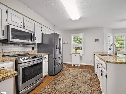 Kitchen - 101 Roscommon Run, Moore, SC 29369 photo 2 of 3
