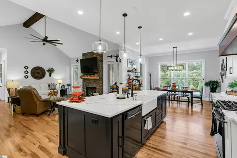 Kitchen - 842 Kist Rd, Greer, SC 29651 photo 2 of 6