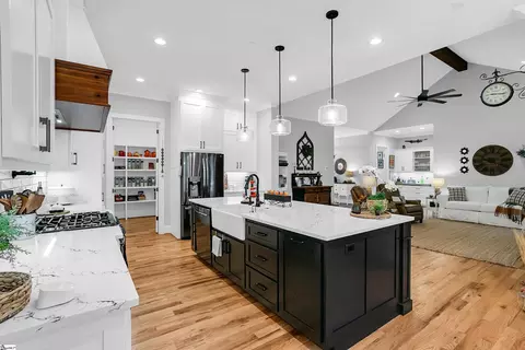 Kitchen - 842 Kist Rd, Greer, SC 29651 photo 4 of 6