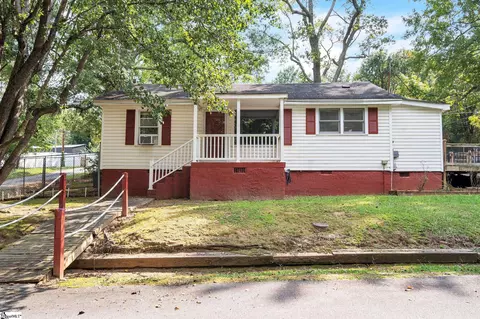 7 Pinebrook Dr, Greenville, SC 29611