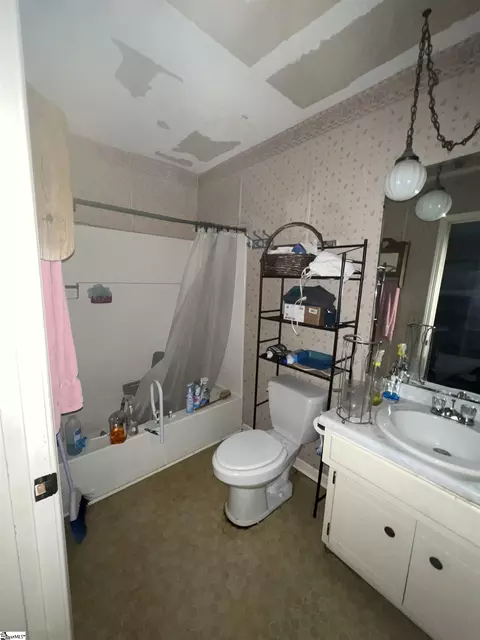 Bath - 202 Tarleton Way, Greer, SC 29650 photo 4 of 4