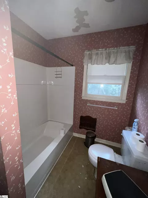 Bath - 202 Tarleton Way, Greer, SC 29650 photo 3 of 4