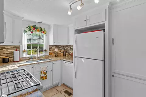 Kitchen - 2 Capers St, Pelzer, SC 29669 photo 3 of 5