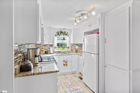 Kitchen - 2 Capers St, Pelzer, SC 29669 photo 4 of 5