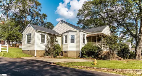 12 Center St, Taylors, SC 29687