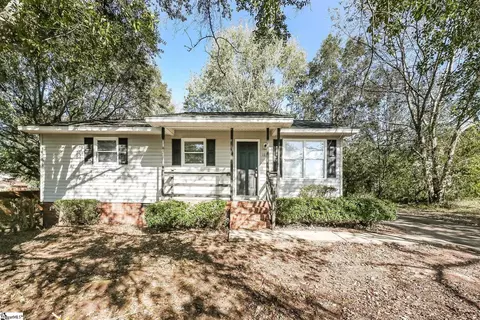 121 Stone Dr, Wellford, SC 29385
