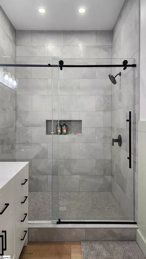 Bath - 105 Willow Spring Rd, Six Mile, SC 29682 photo 2 of 3