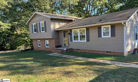 4 Chatwood Ct, Simpsonville, SC 29680
