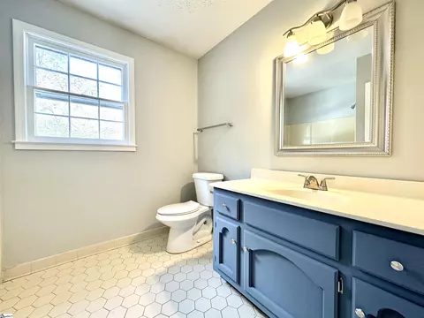Bath - 300 Tanner Rd, Taylors, SC 29687 photo 3 of 3