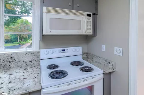 Kitchen - 206 Laurel Rd, Greer, SC 29651 photo 2 of 3